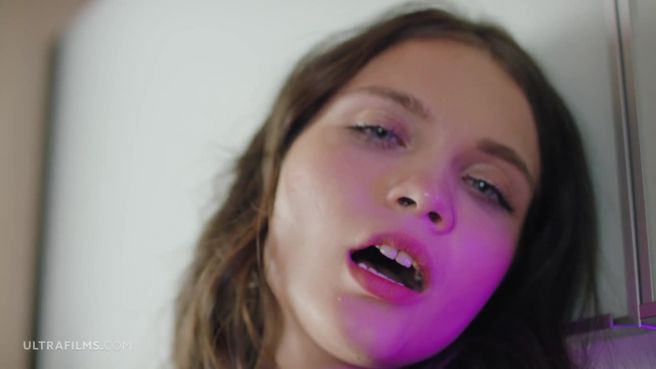 Терезеде тұрып қалып